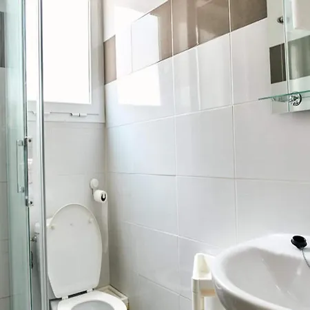 Work & Pet Friendly Urban Flat Close To The Apartment