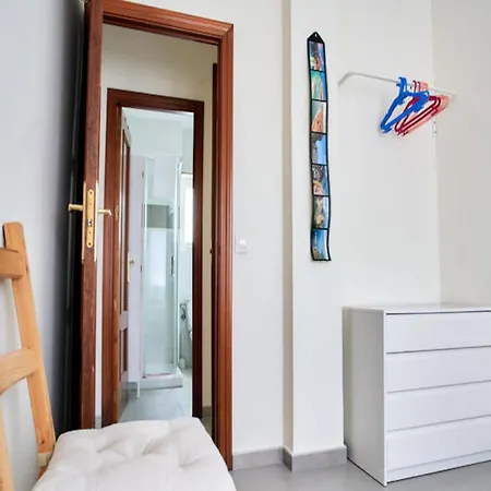 Work & Pet Friendly Urban Flat Close To The *